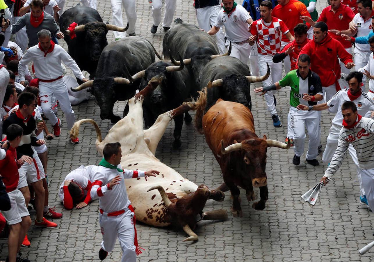 Miura cierra los Sanfermines con un encierro rápido con peligro en la plaza