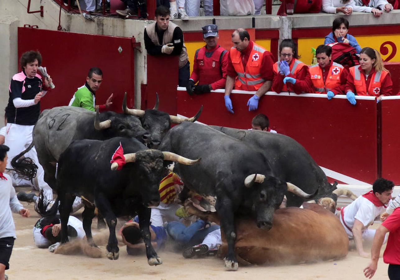 Miura cierra los Sanfermines con un encierro rápido con peligro en la plaza