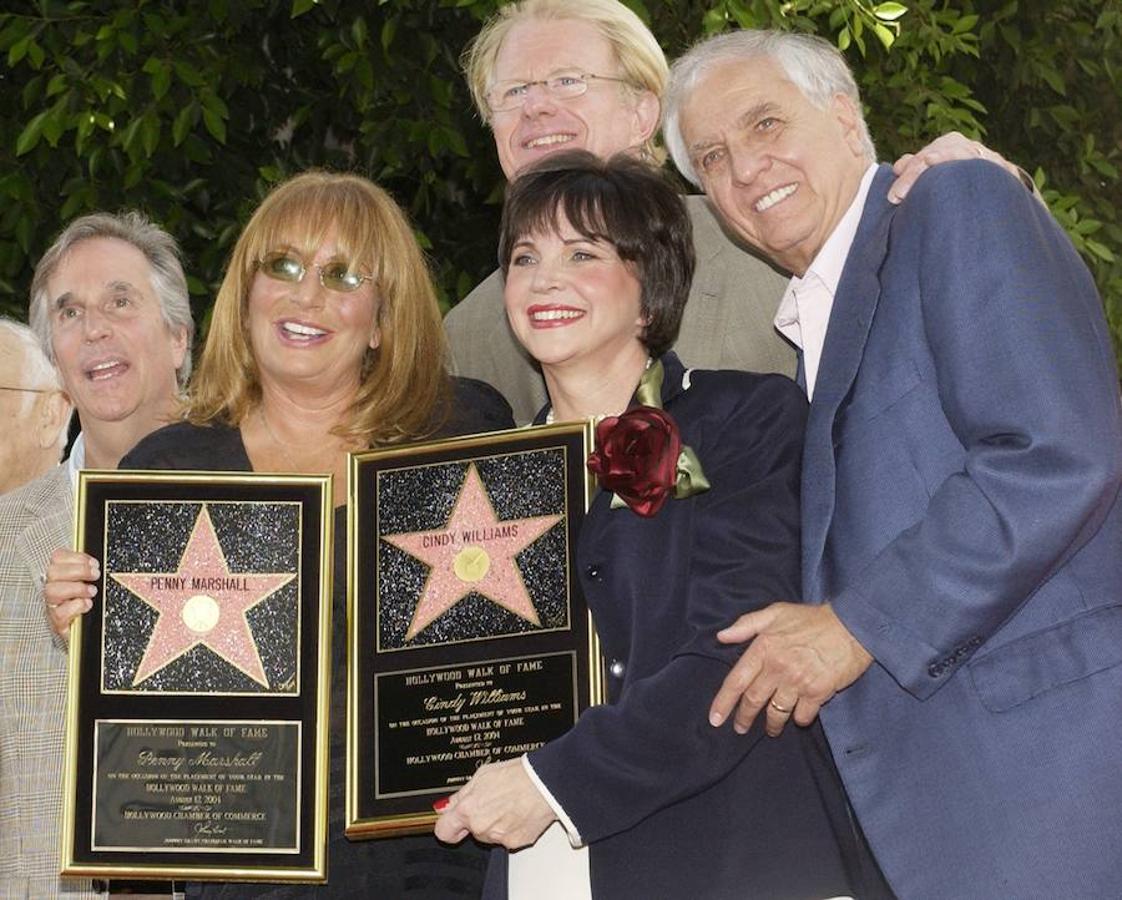 Garry Marshall (d) con Cindy Williams (c) y Penny Marshall (i) en el Paseo de la Fama de Hollywood.