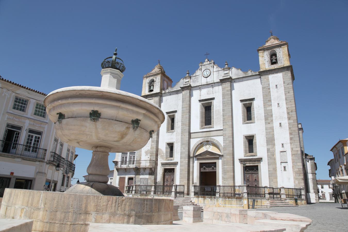 Plaza de Giraldo, Evora (Portugal).