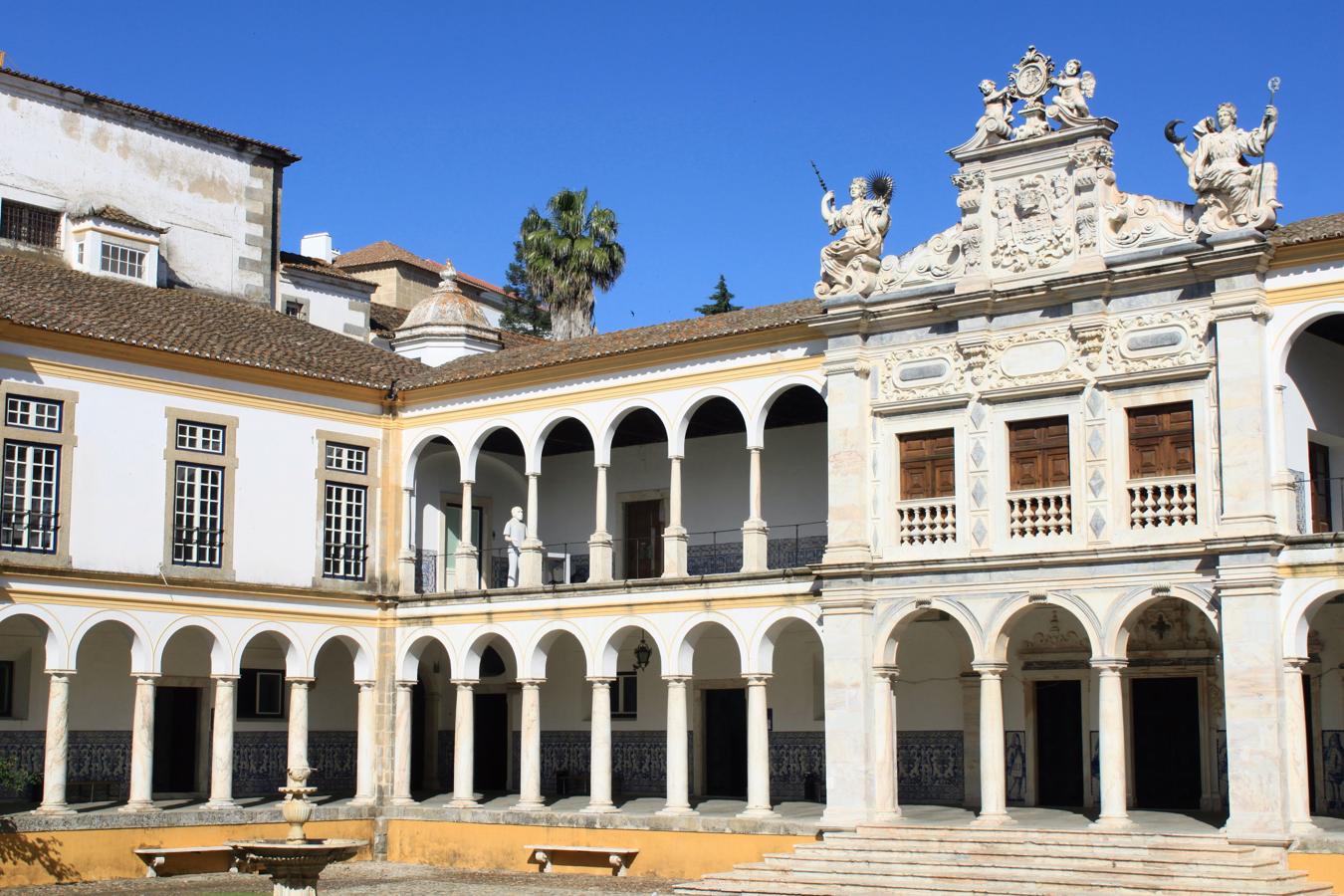 Vista de la Universidad de Evora, Portugal.