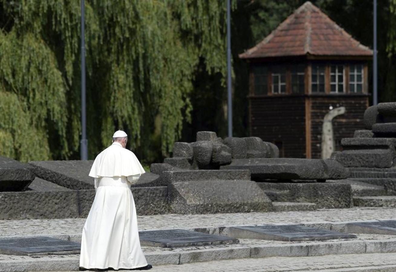 Francisco visita Auschwitz