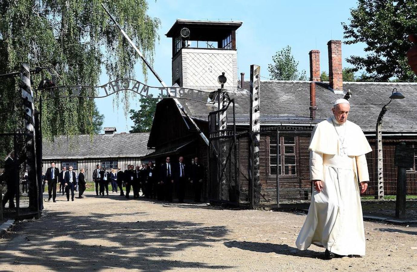 Francisco visita Auschwitz