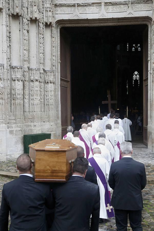 Miembros de la iglesia acompañan al féretro hasta el interior de la catedral.