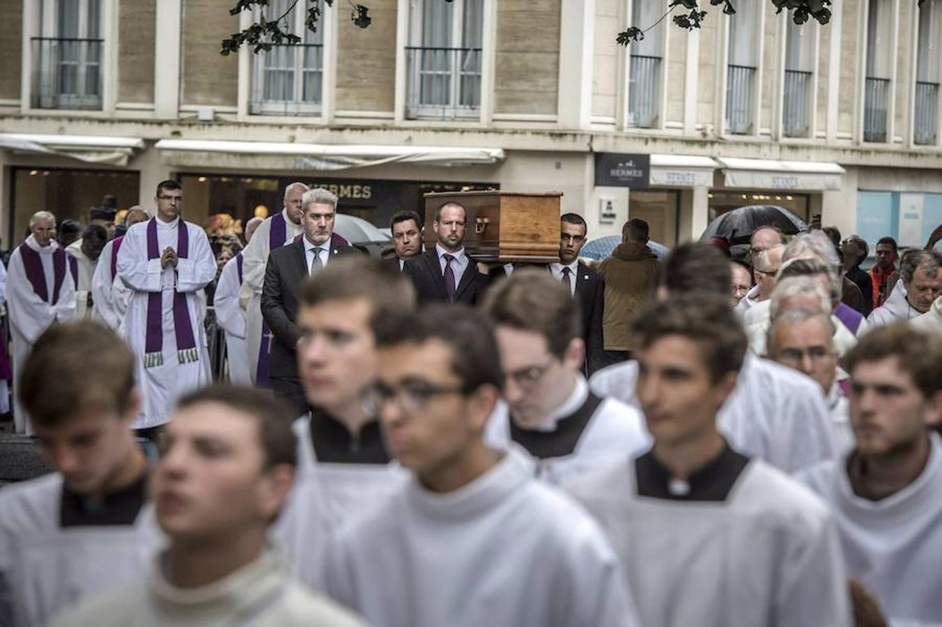 Una larga procesión ha acompañado al féretro con los restos de Hamel.