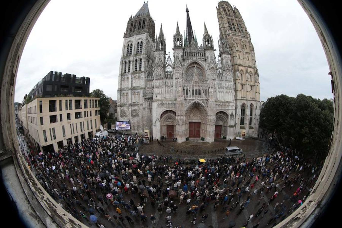 Decenas de personas permanecen a las puertas de la catedral de Ruan.