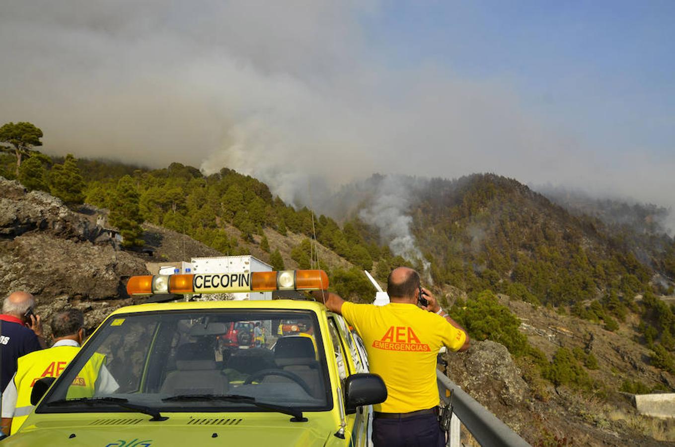 Agentes de emergencias, ante el fuego que se comenzó ayer en el municipio palmero de El Paso.