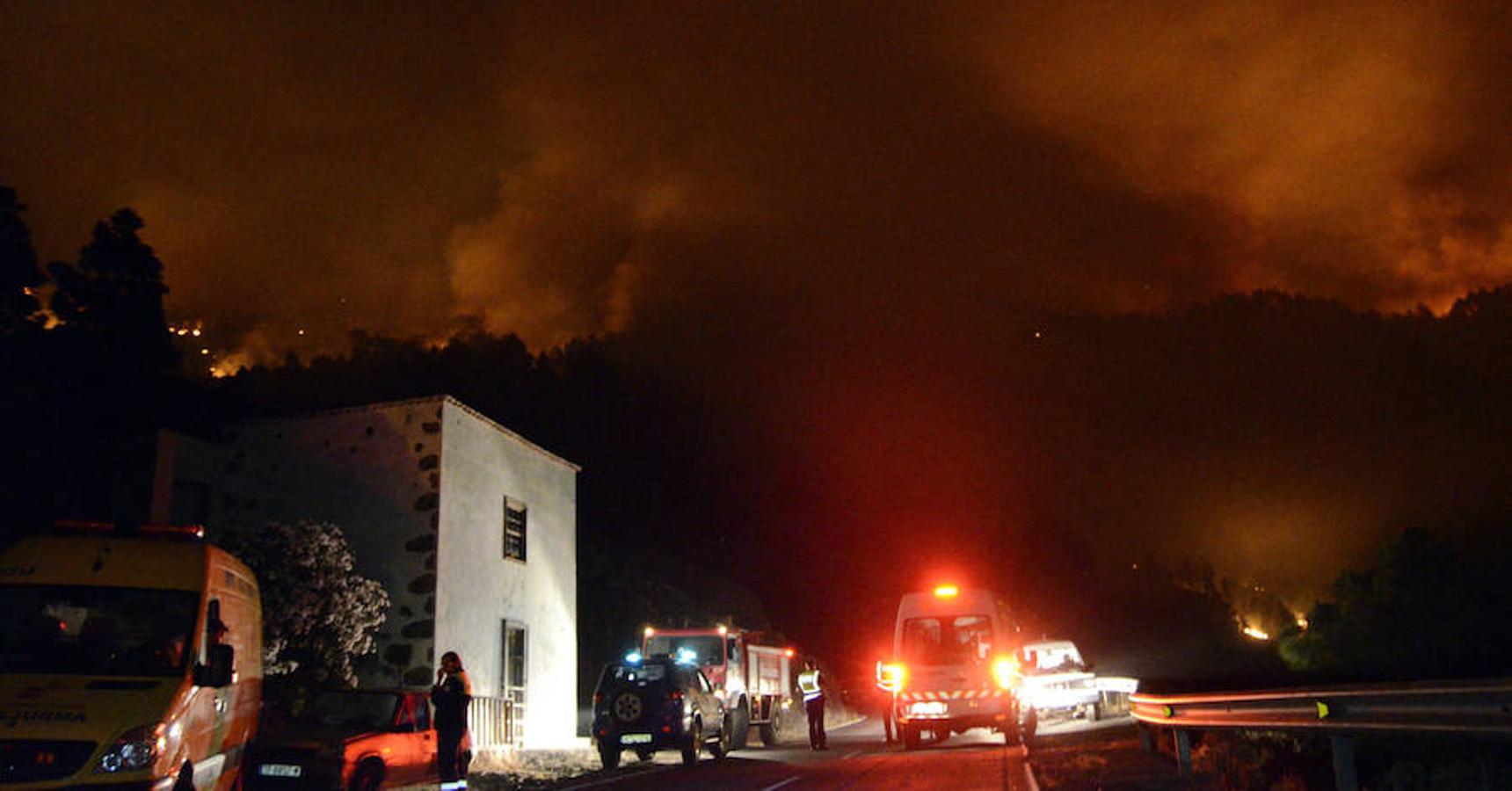 El dispositivo formado para la extinción del incendio forestal que se declaró pasadas las dos de la tarde en el municipio palmero de El Paso trabaja durante la noche para evitar el avance del fuego.