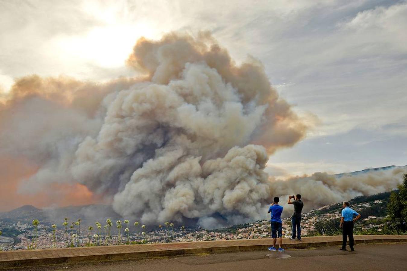 El fuego azota Madeira