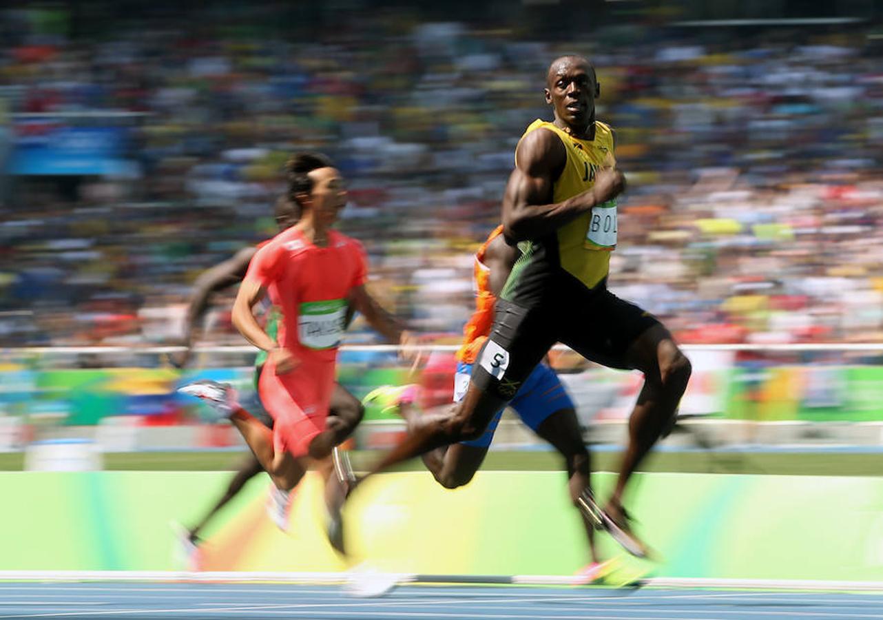 El jamaicano Usain Bolt regresó a la pista azul del estadio de Engenhao para cumplir el trámite de la primera ronda de 200 metros.