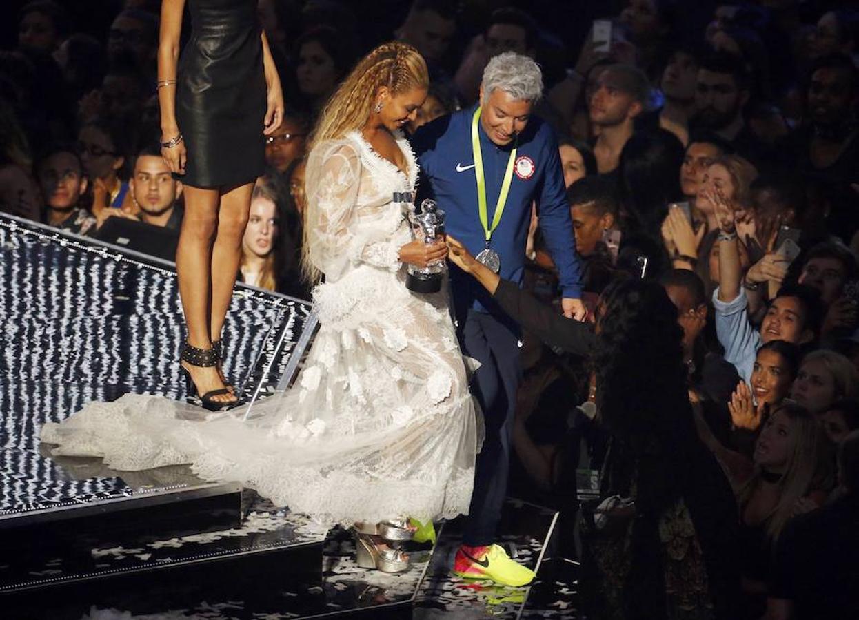 Beyoncé y Rihanna brillan en los premios MTV