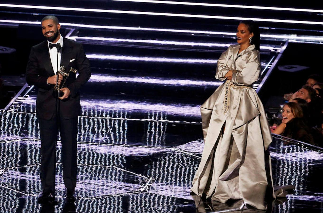 Beyoncé y Rihanna brillan en los premios MTV