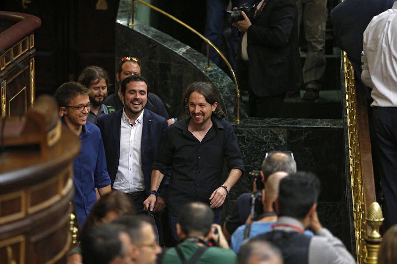 El secretario general de Podemos,Pablo Iglesias y el líder de IU, Alberto Garzón a su entrada esta tarde en el Congreso.