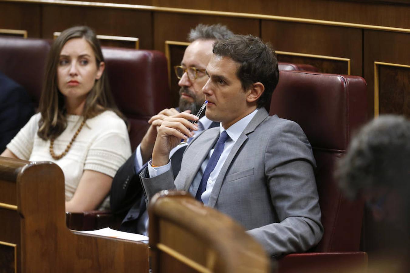 El líder de Ciudadanos, Alber Rivera (d), junto al portavoz parlamentario, Juan Carlos Girauta (c), y la diputada Melisa Rodríguez (i), siguen desde sus escaños la intervención del presidente del Gobierno en funciones.