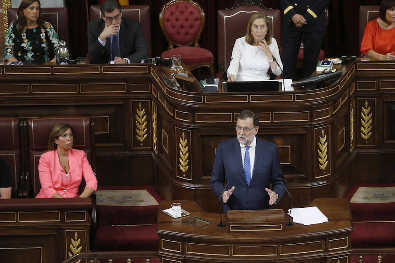 El presidente del Gobierno en funciones, Mariano Rajoy, ante la presidenta de la Cámara baja, Ana Pastor (detrás), y la secretaria primera, Alicia Sánchez-Camacho (i).