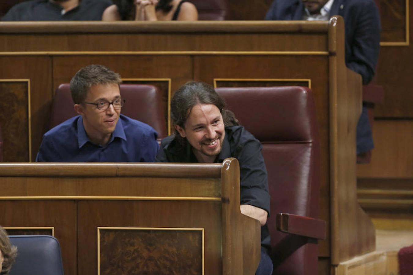 El secretario general de Podemos, Pablo Iglesias (d), y el portavoz parlamentario, Iñigo Errejón (i).