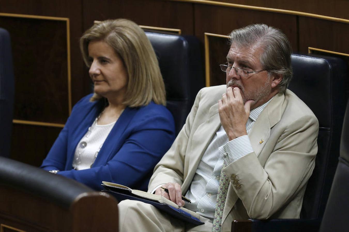Los ministros en funciones de Empleo y Sanidad y Asuntos Sociales, Fátima Báñez (d), y de Educación y Cultura, Iñigo Méndez de Vigo (d).