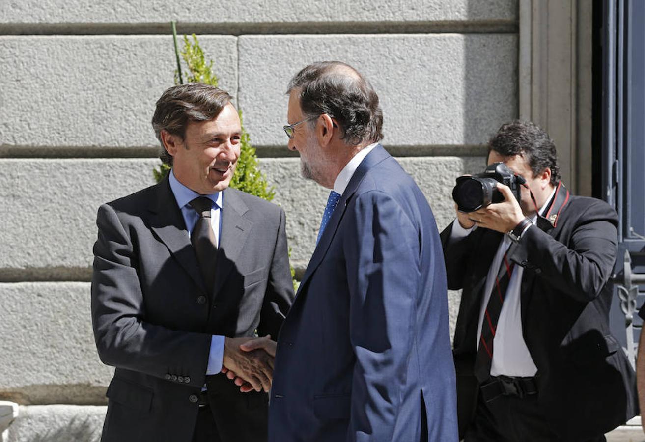 Rafael Hernando saluda a Mariano Rajoy.