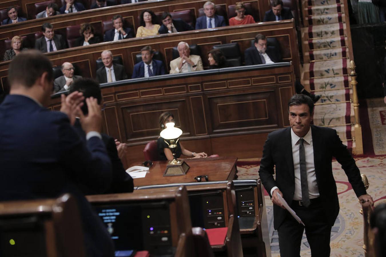 Pedro Sánchez volviendo a su butaca tras su intervención.