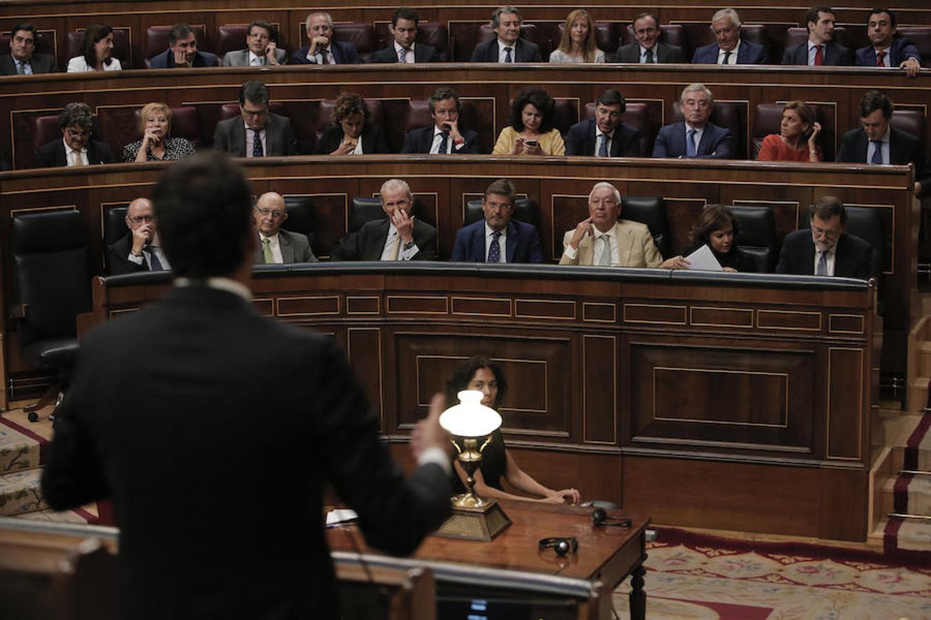 Pedro Sánchez transmitiendo su discurso ante los diputados del PP.