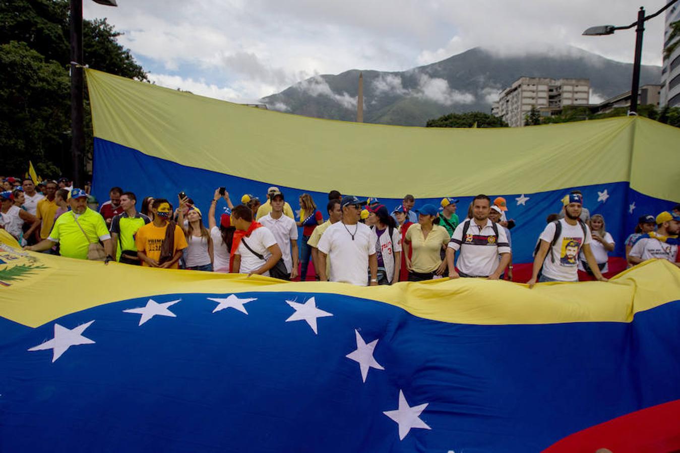 Los colores de la bandera nacional venezolana han decorado las calles de la capital.