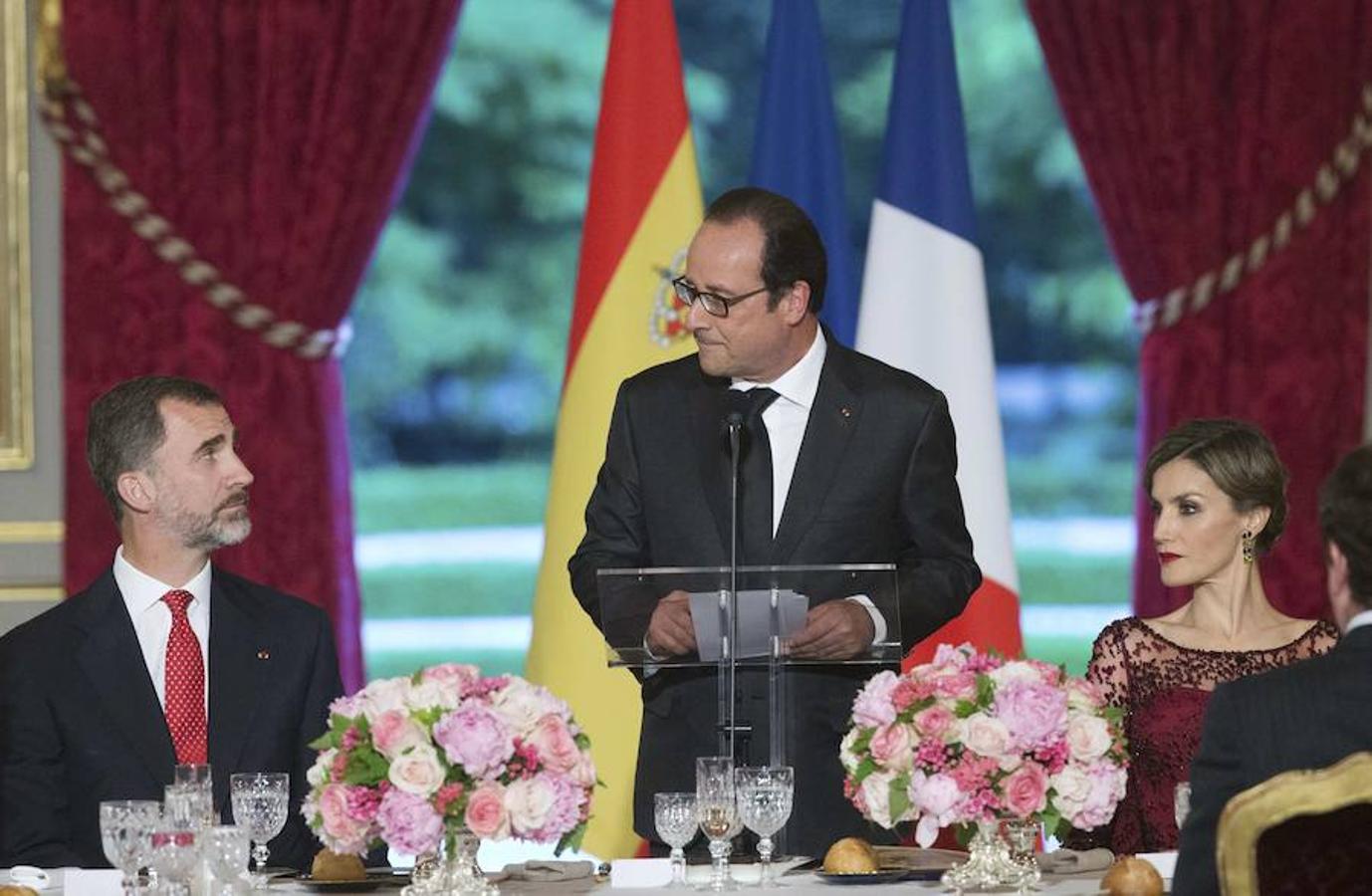 Los Reyes de España con el presidente francés, François Hollande, en una cena en París