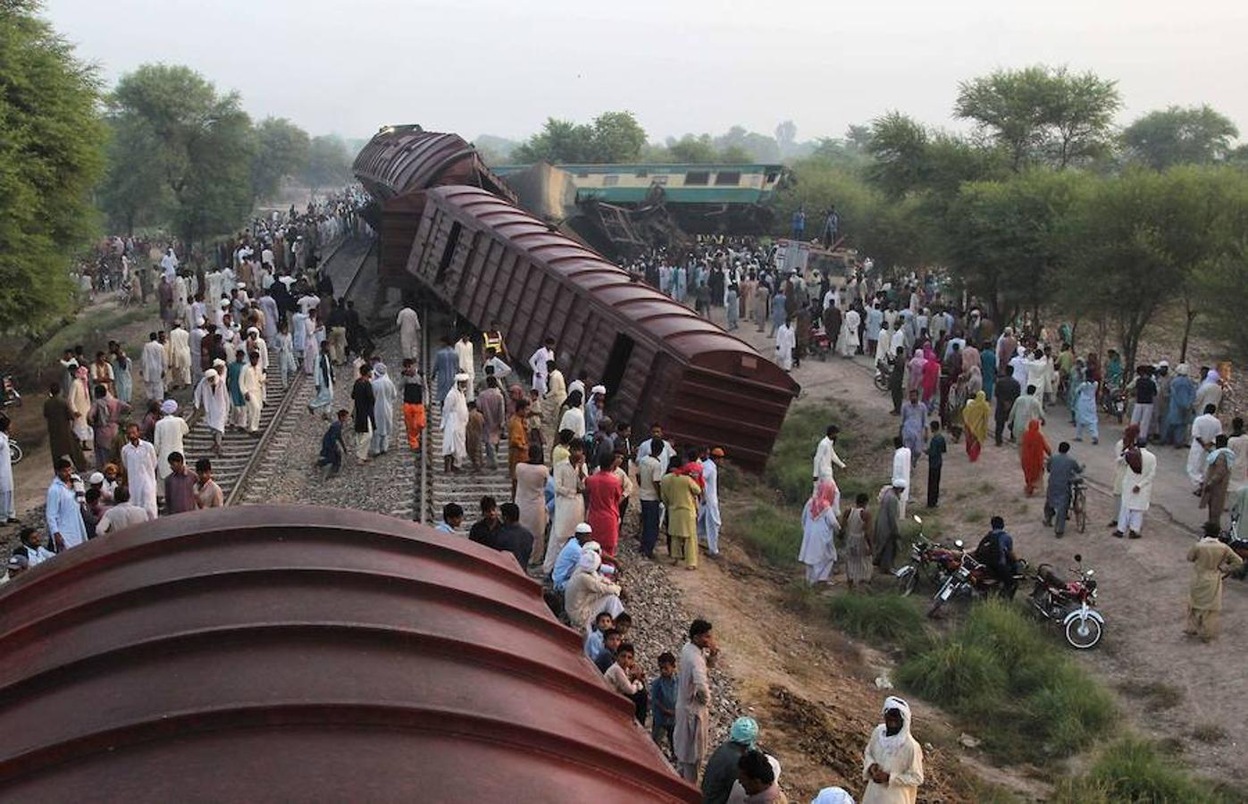 Violento choque de dos trenes en Pakistán