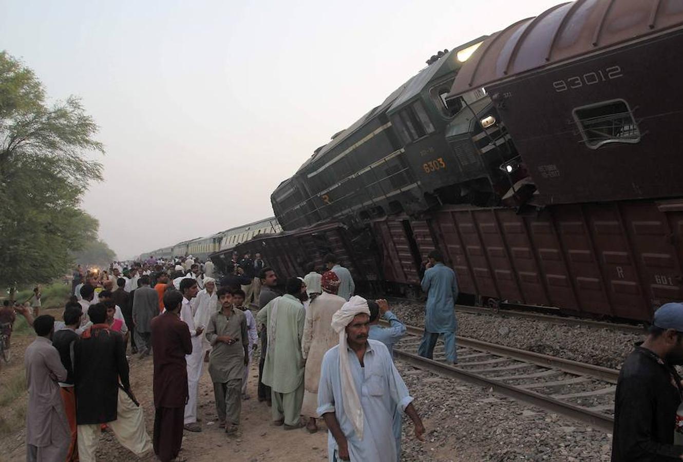 Violento choque de dos trenes en Pakistán