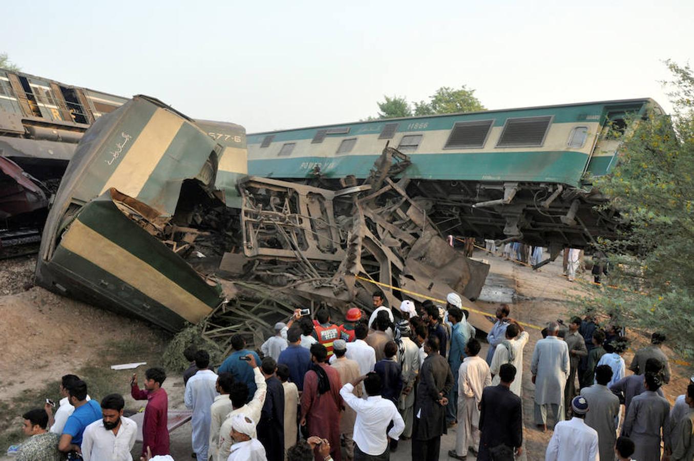 Violento choque de dos trenes en Pakistán