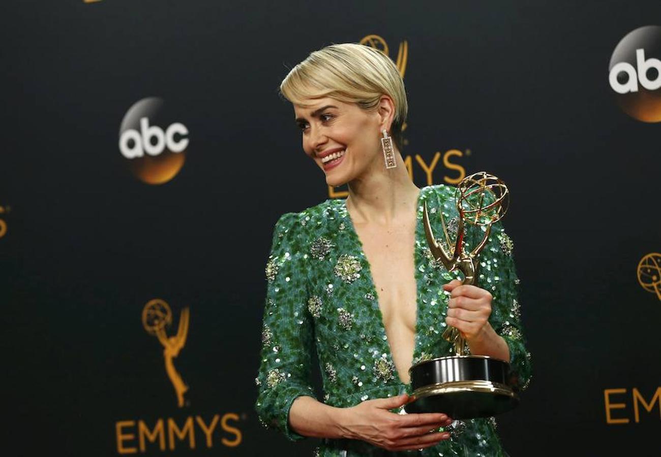 Sarah Paulson posa con el galardón a la mejor actriz de miniserie por 'American Crime Story'.