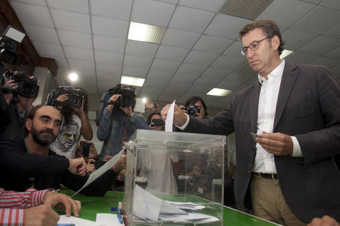 El candidato del PP a la Presidencia de la Xunta, Alberto Núñez Feijóo, deposita su voto en la urna, en el colegio Niño Jesús de Praga, en Vigo.