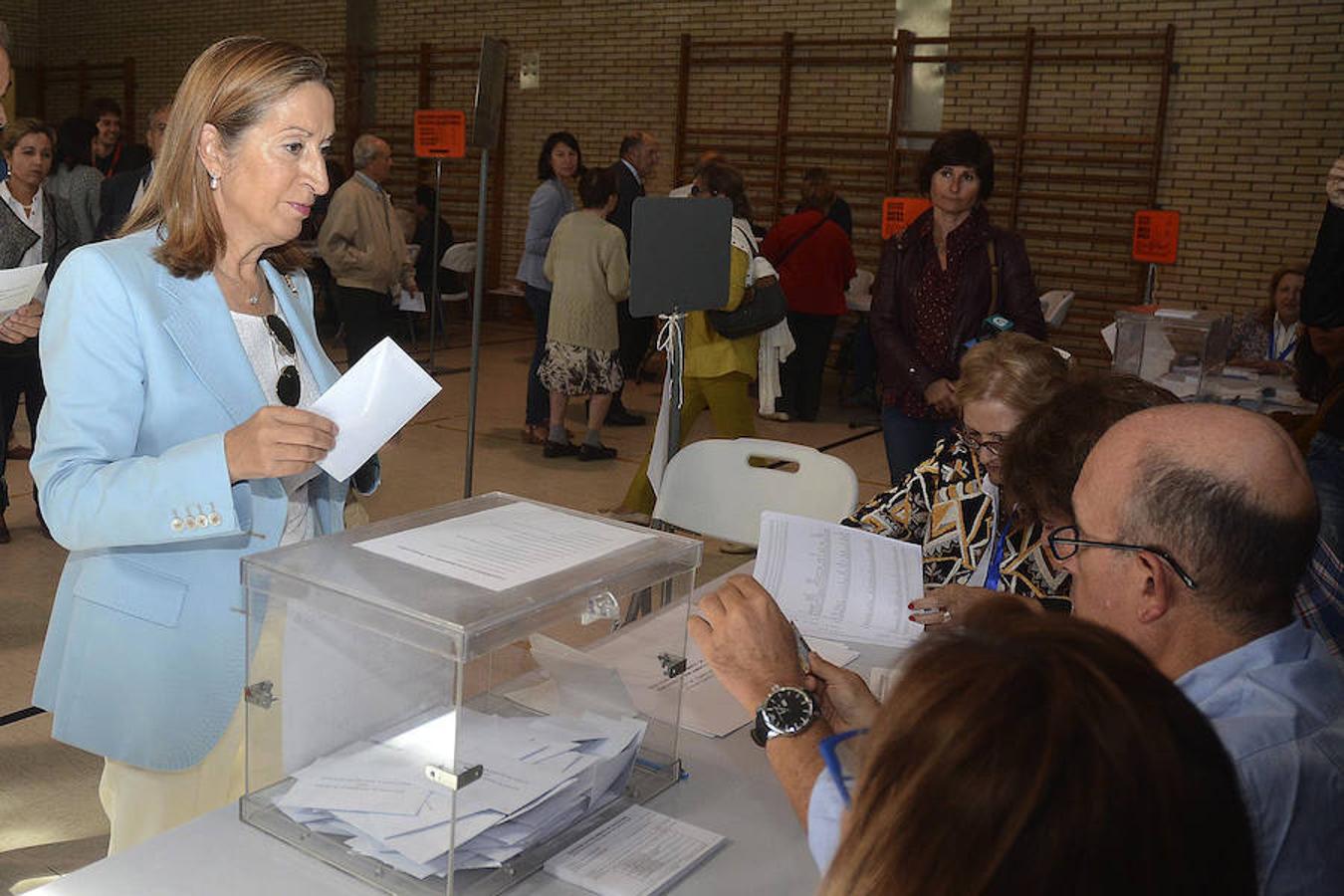 La presidenta del Congreso de los Diputados, Ana Pastor, ejerce su derecho al voto en el colegio de Campolongo, en Pontevedra.