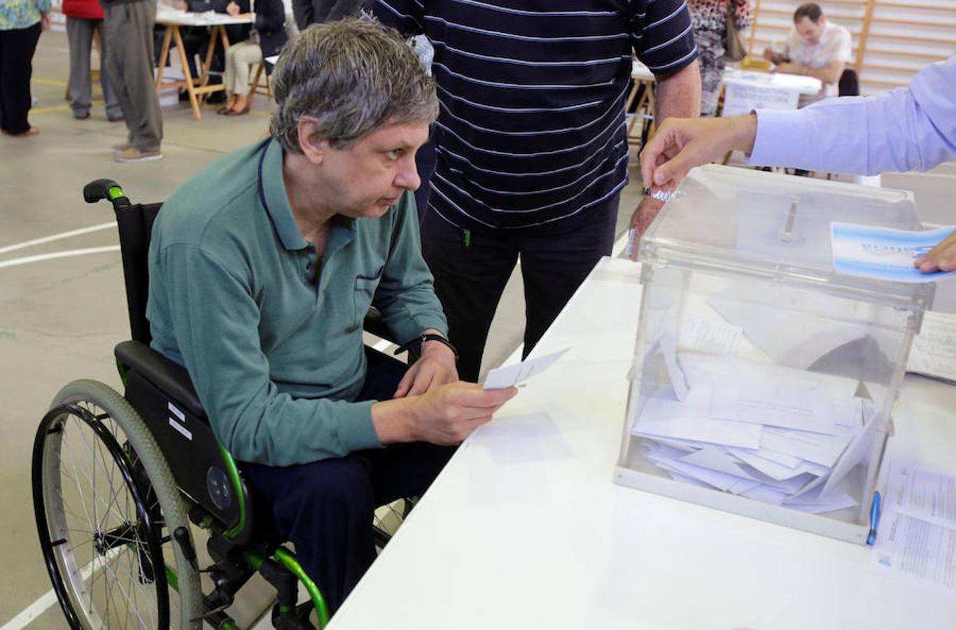 Un hmobre en silla de ruedas deposita su voto en Vigo.