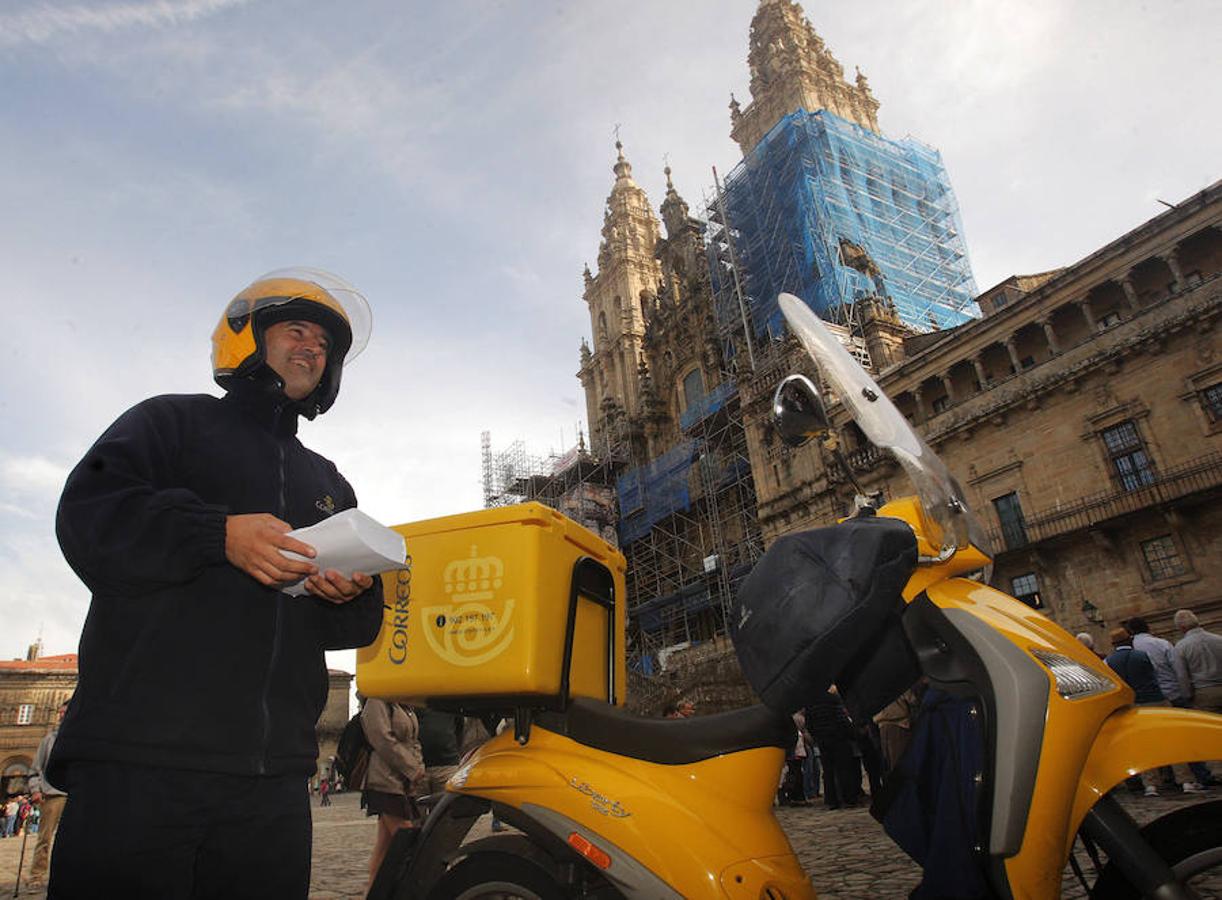 Un funcionario de Correos lleva unos votos por correo a una mesa instalada en el rectorado de la Universidad Compostelana.