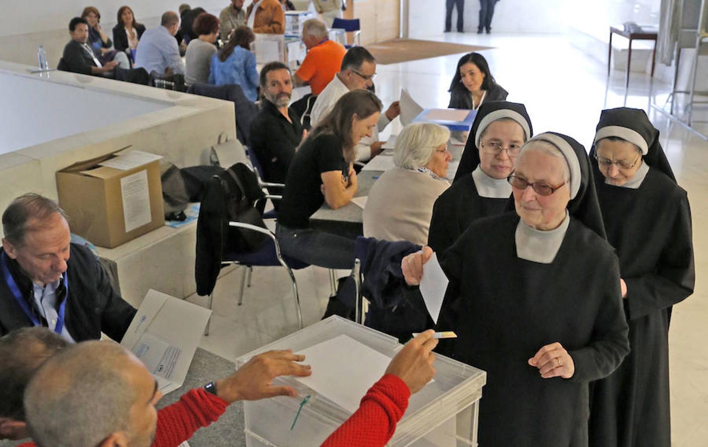 Un grupo de religiosas vota en un colegio electoral, durante la jornada en que Galicia celebra las elecciones autonómicas, esta mañana en Santiago de Compostela.