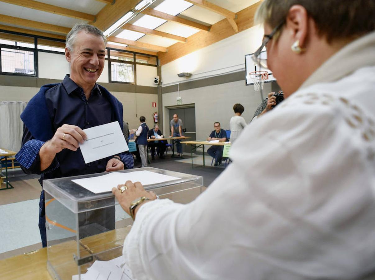 El lehendakari y candidato a la reelección por el PNV, Iñigo Urkullu, vota para las elecciones autonómicas en un colegio electoral de Durango (Bizkaia).