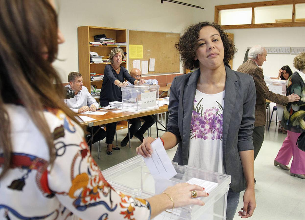 La secretaria general de Podemos Euskadi, Nagua Alba, deposita su voto para las elecciones al Parlamento Vasco.