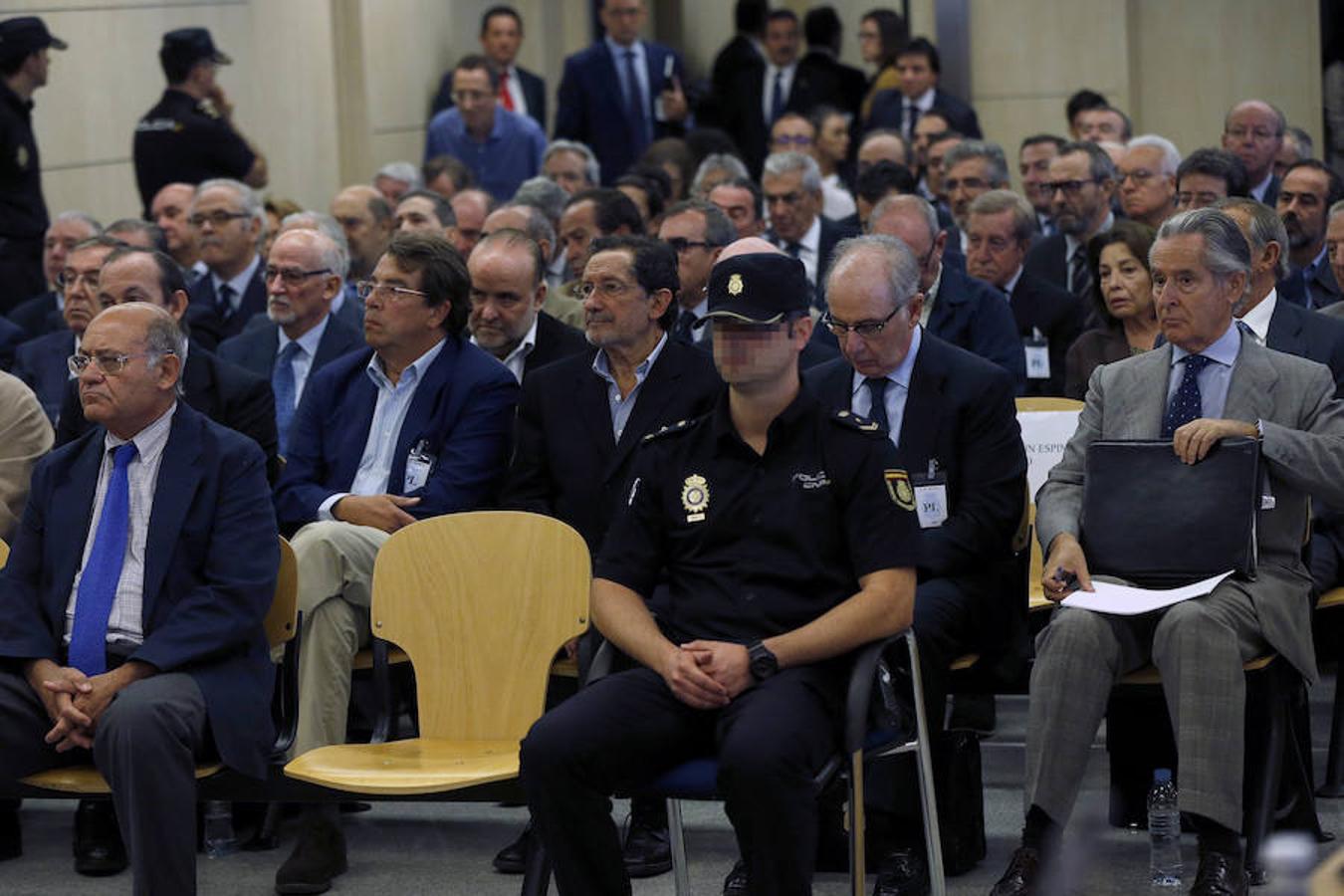 Los expresidentes de Caja Madrid Miguel Blesa (d) y Rodrigo Rato (i), y otros 63 usuarios de las polémicas tarjetas 'black', en la Audiencia Nacional.