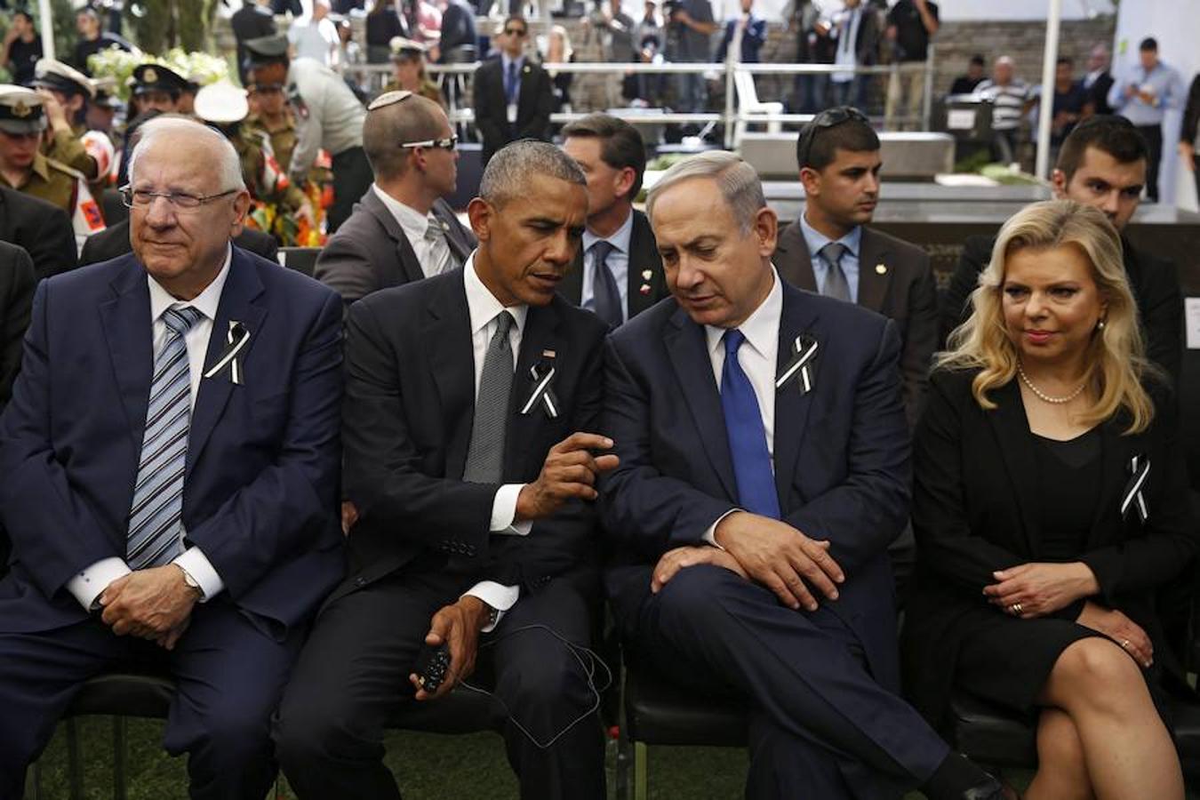 De izquierda a derecha, el presidente israelí, Reuven Rivlin, el presidente estadounidense, Barack Obama, el primer ministro israelí, Benjamín Netanyahu, y la esposa de este último, Sara, durante el funeral de estado de Simón Peres.