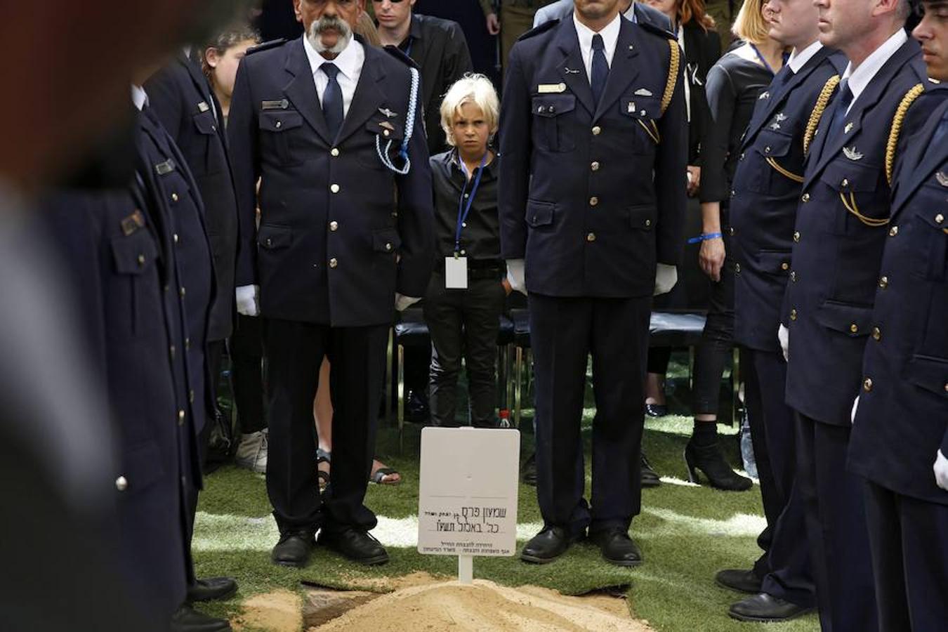 Uno de los nietos del expresidente israelí y premio Nobel de la Paz Simón Peres, durante el funeral.