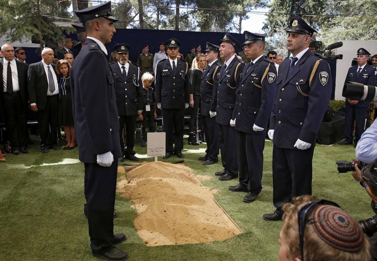 Miembros de la guardia de honor del Knesset (Parlamento israelí) se cuadran ante la tumba.