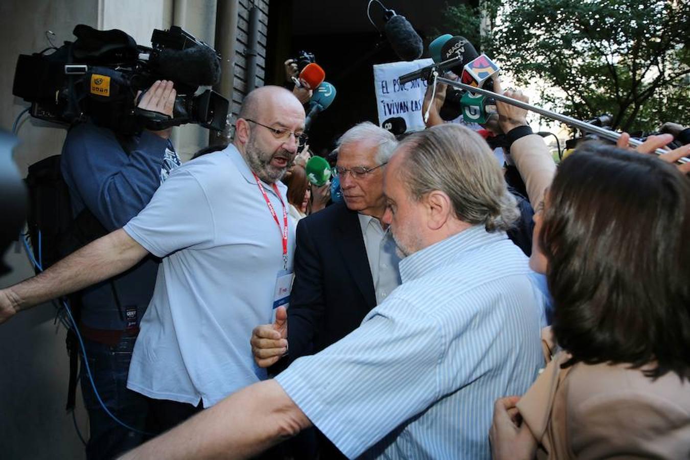 El socialista Josep Borrell , a su llegada a la sede del PSOE en la madrileña calle de Ferraz.