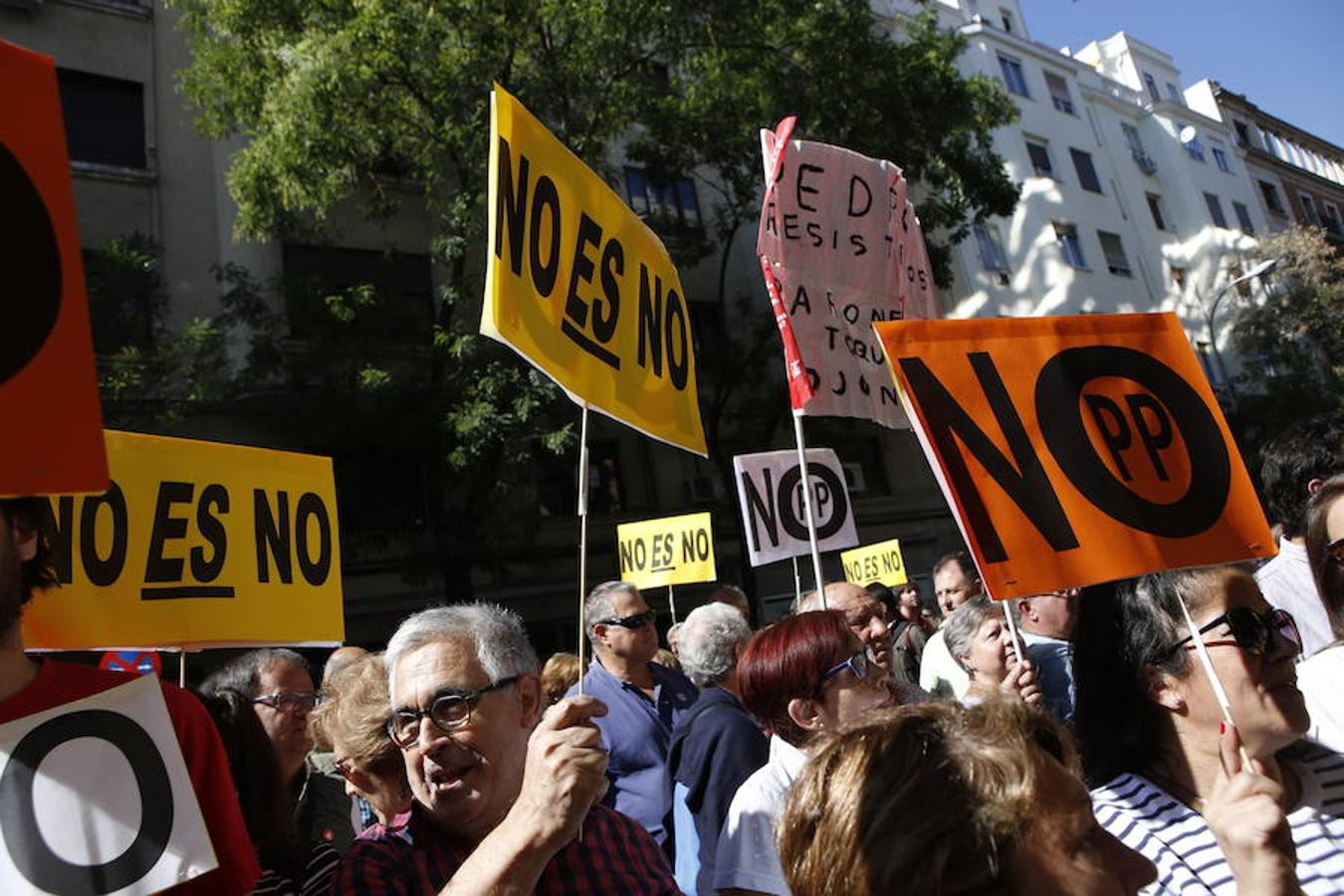 Los militantes del PSOE se agolpan en Ferraz