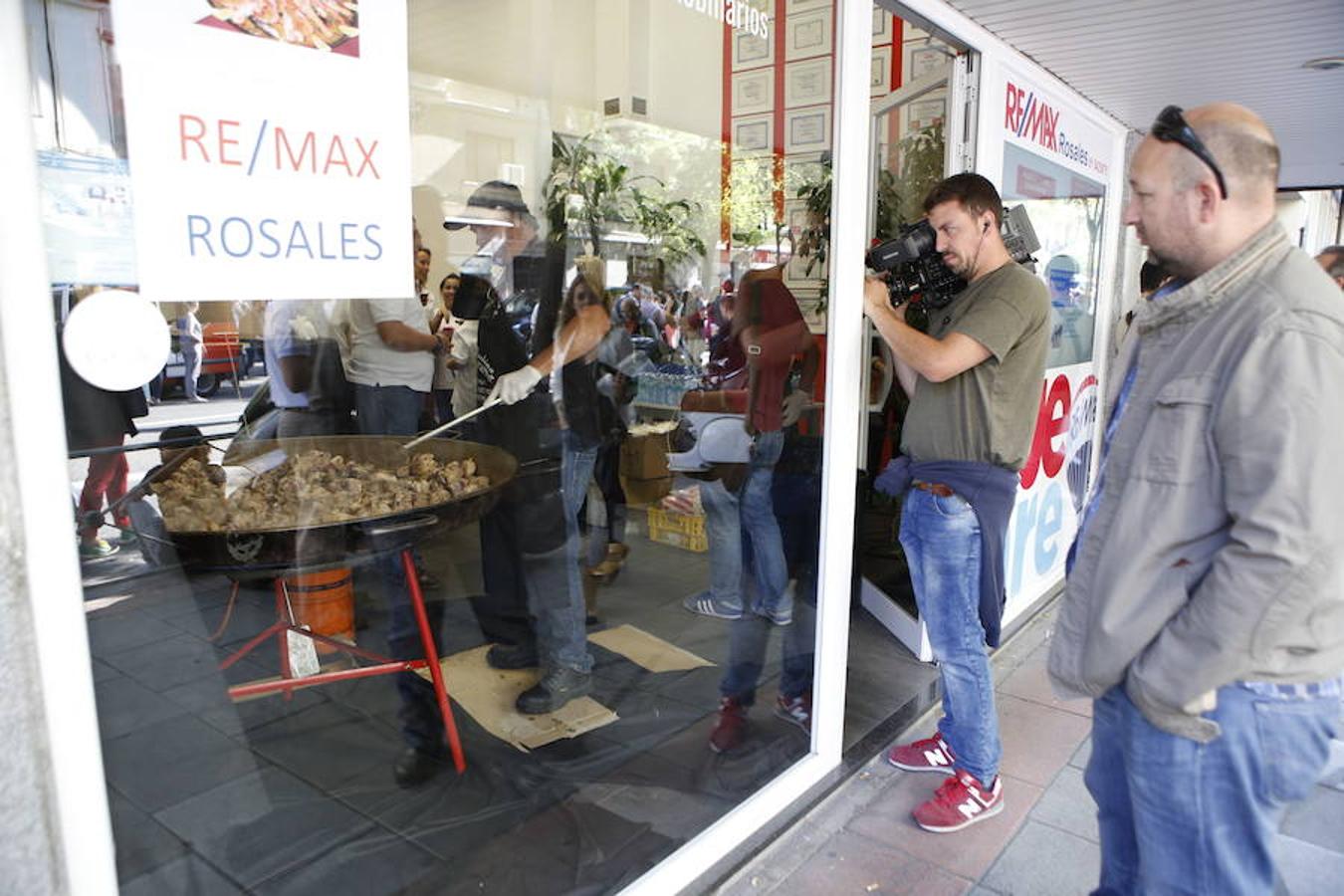 En Ferraz se prepara una paella cortesía de una inmobiliaria.