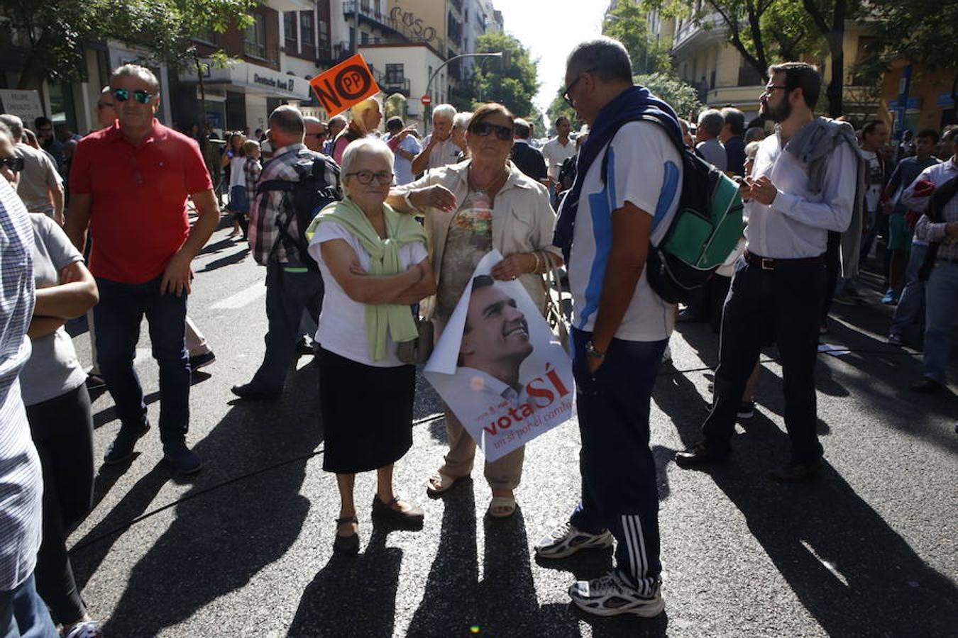 Los militantes del PSOE se agolpan en Ferraz