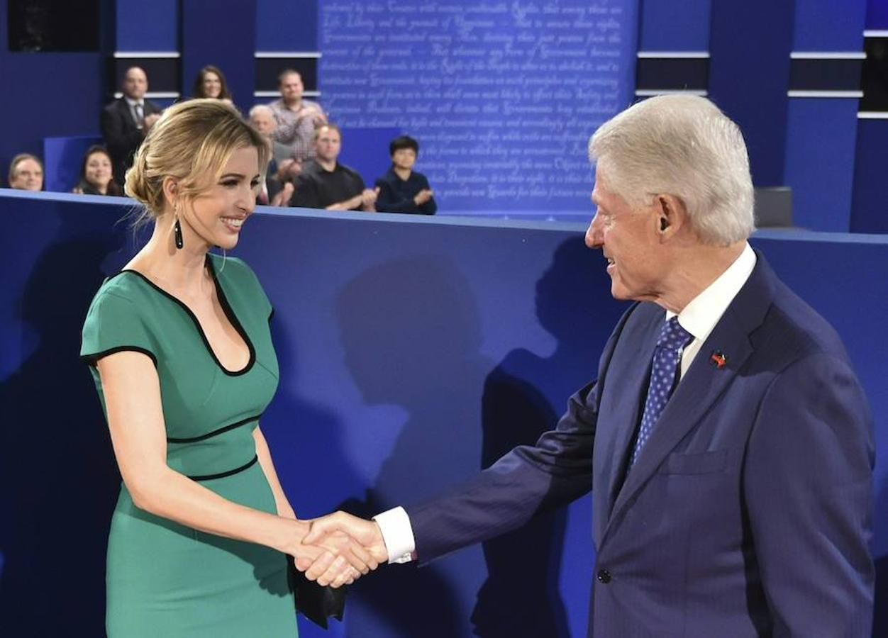 Ivanka, hija de Trump, saluda a Bill Clinton.