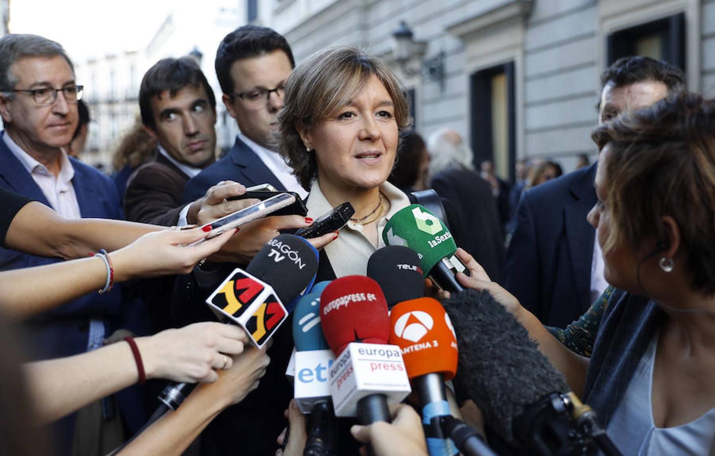 La ministra de Agricultura en funciones, Isabel García Tejerina, atiende a los medios a su llegada al Congreso.