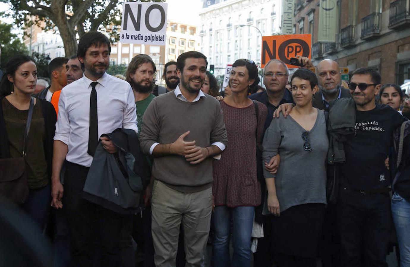 Los diputados de Unidos Podemos, Rafa Mayoral (2i) y Alberto Garzón (3ºi), y el cofundador de Podemos, Juan Carlos Monedero (d), acompañan a la manifestación 'Rodea el Congreso'.