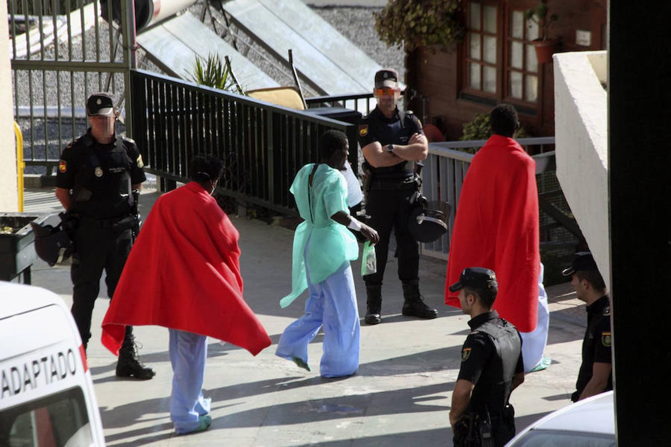 Más de 200 inmigrantes recorren las calles de Ceuta tras el salto masivo a la valla