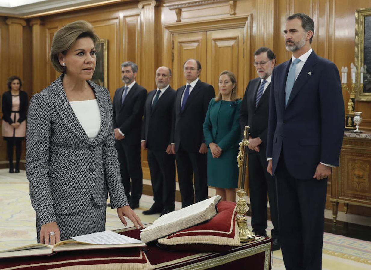 La ministra de Defensa, Maria Dolores de Cospedal, promete su cargo ante el Rey.